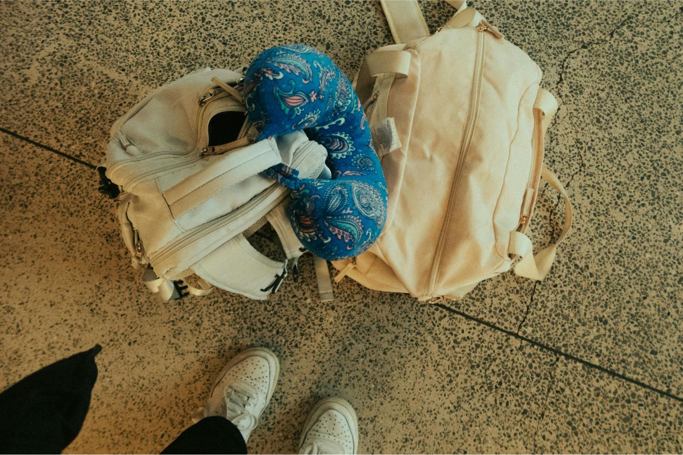 Posturas que debes evitar en vacaciones para no volver con dolor de cuello y espalda